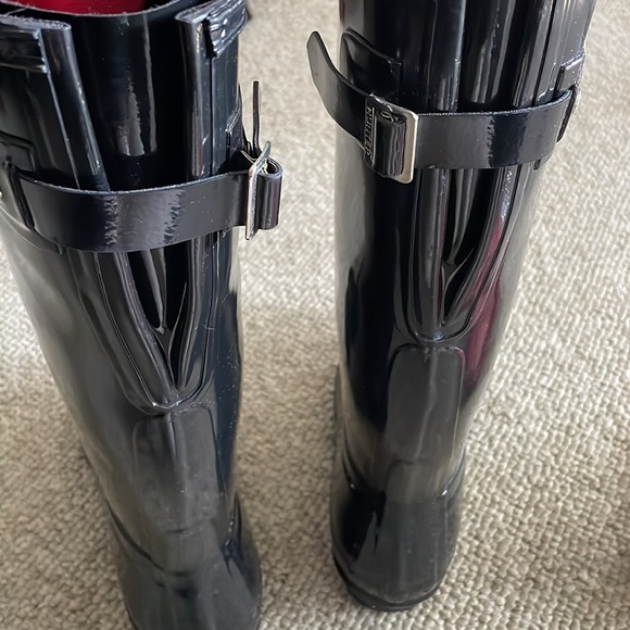 Glossy black Hunter boots with heel and sock inserts. - Picture 5 of 6